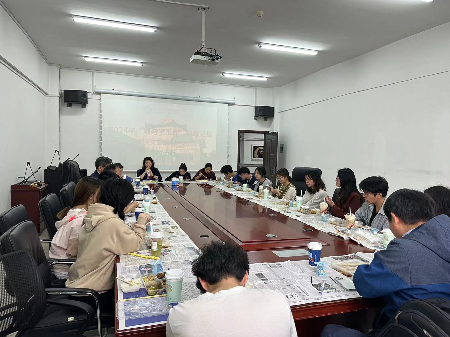 qm球盟会召开2022级师生交流会暨院领导接待日